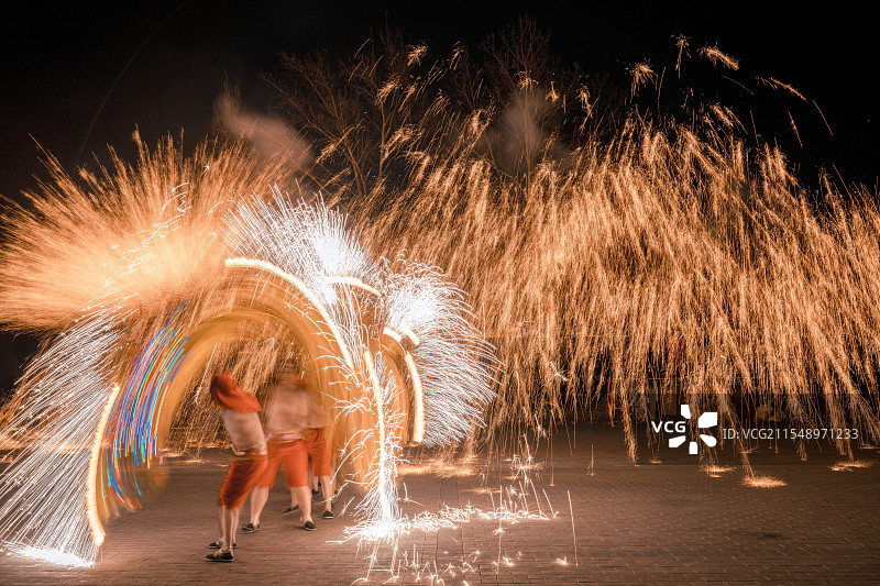 非物质文化遗产打铁花精彩演出图片素材