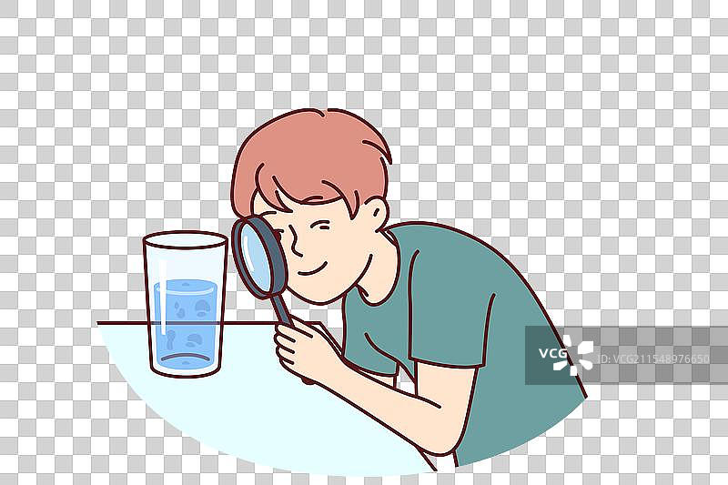 小男孩透过玻璃观察水。图片素材