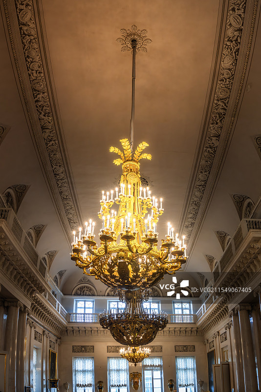 俄罗斯圣彼得堡冬宫博物馆（艾尔米塔什博物馆）内景----精美的吊灯、高大的穹顶及穹顶画图片素材