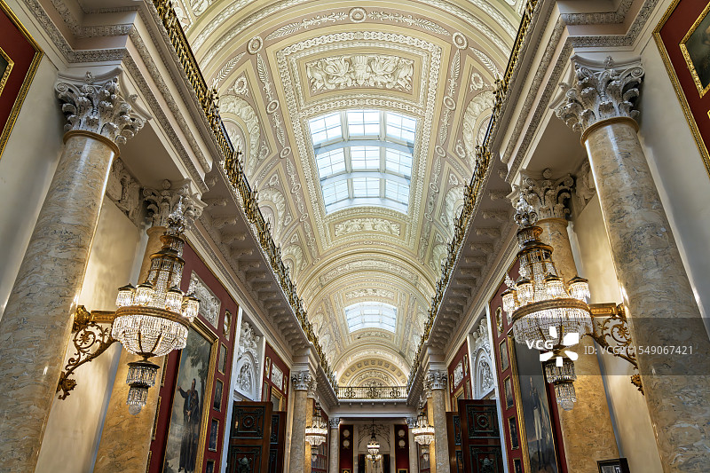 俄罗斯圣彼得堡冬宫博物馆（艾尔米塔什博物馆）内景----精美的吊灯、高大的穹顶及穹顶画图片素材