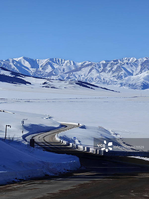 冬季赛里木湖网红S弯打卡点景观图片素材