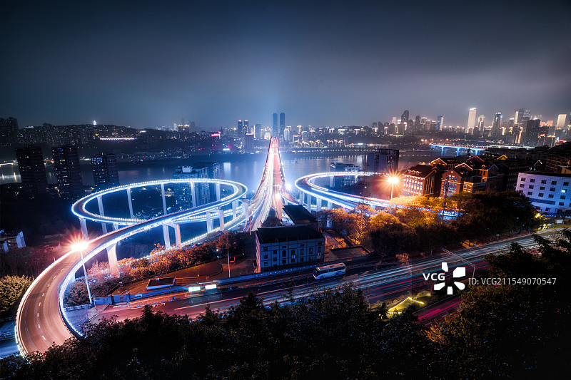 重庆铜元之光观景台的立交桥 夜景下与大桥 对面的城市相辉映图片素材
