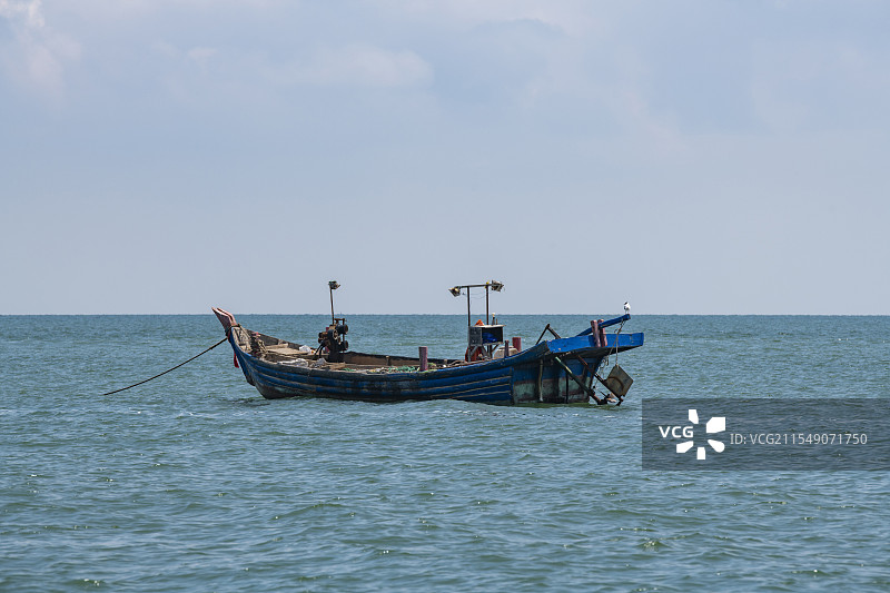 海面上漂泊的渔船图片素材