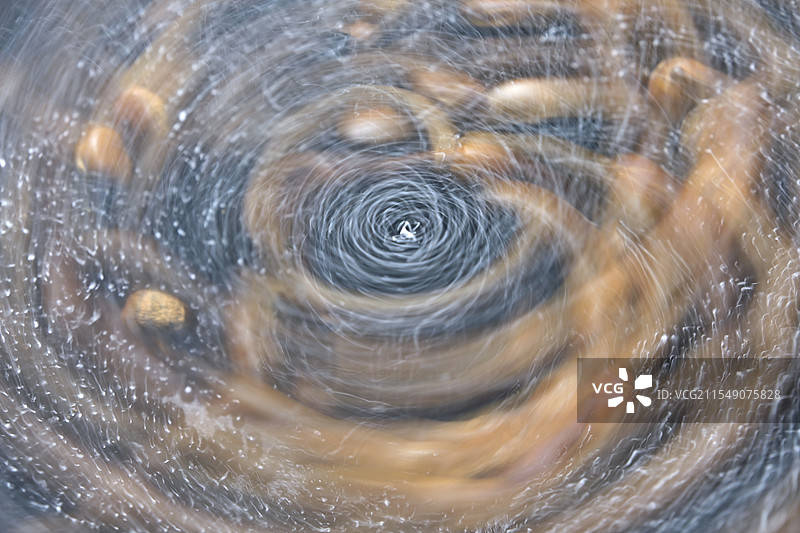 翻炒中的糖炒板栗图片素材