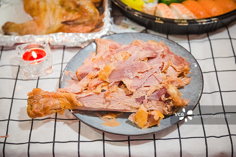餐桌上的火鸡腿图片素材