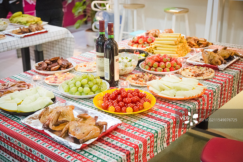 摆满美食的餐桌图片素材