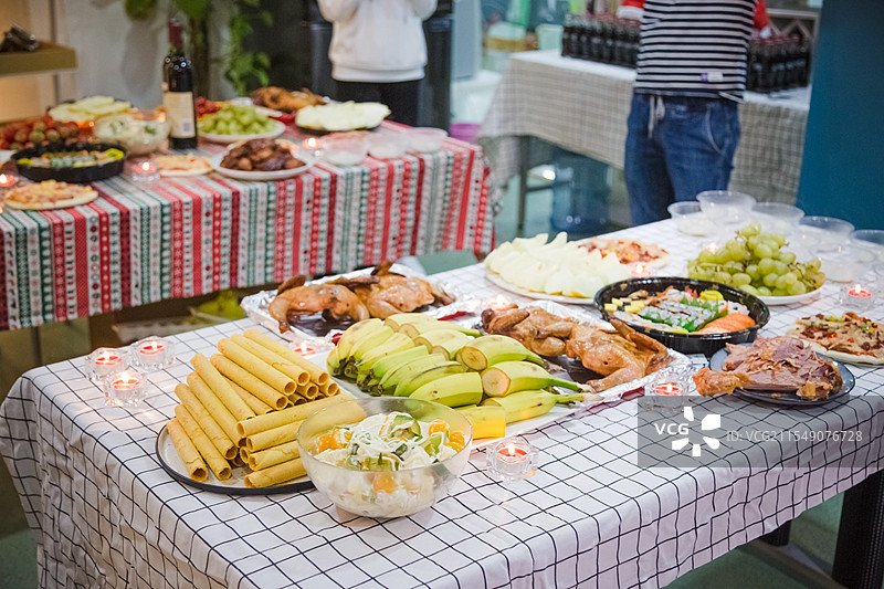 摆满美食的餐桌图片素材