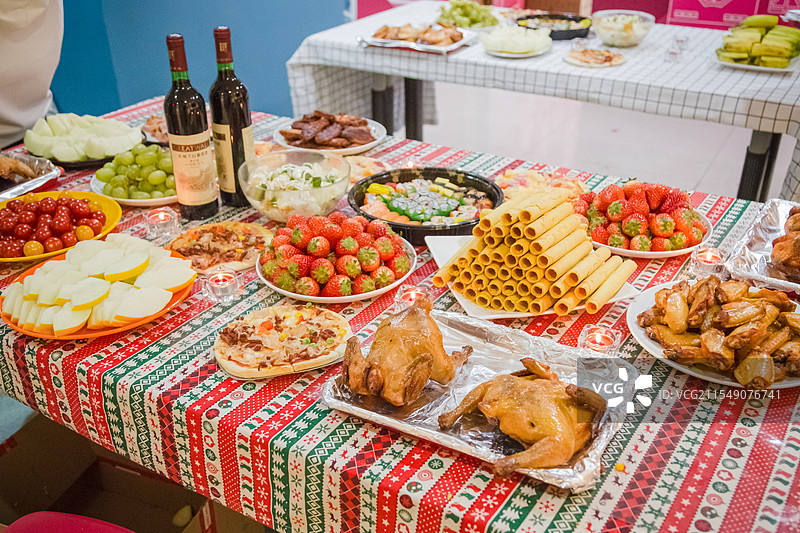 摆满美食的餐桌图片素材