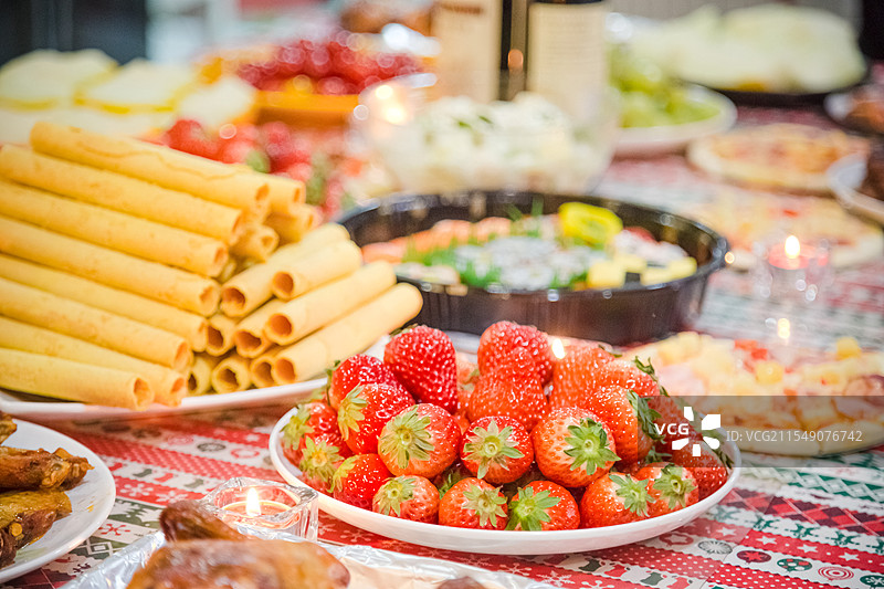 摆满美食的餐桌图片素材