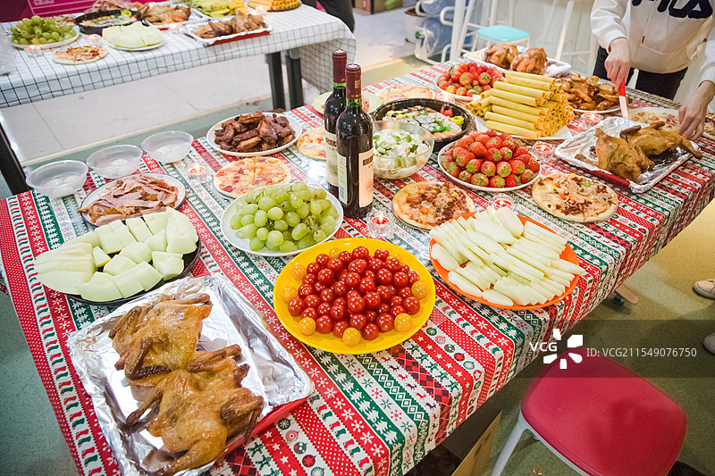 摆满美食的餐桌图片素材