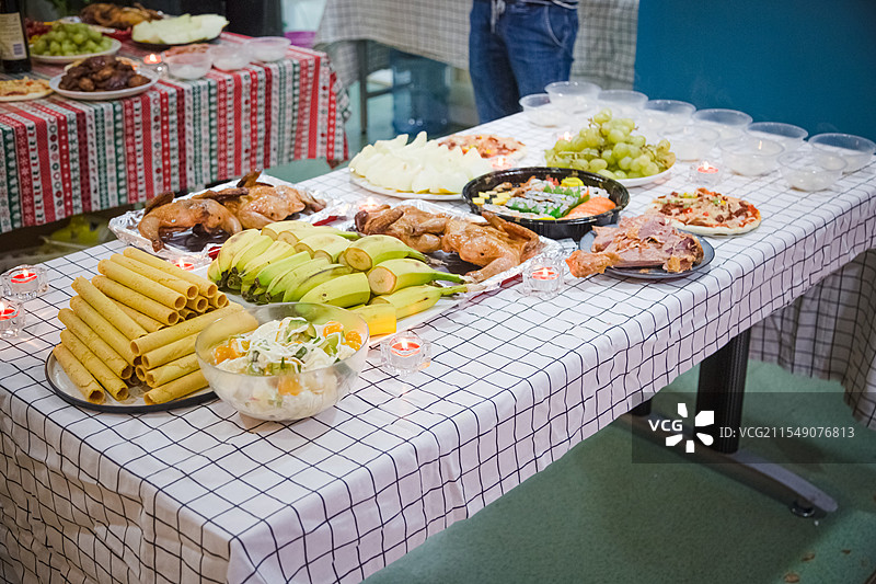 摆满美食的餐桌图片素材