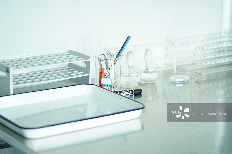 实验室桌面上的玻璃器皿图片素材
