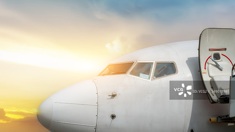 机场停机坪客机特写图片素材