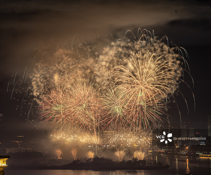 遂宁圣莲岛跨年烟花图片素材