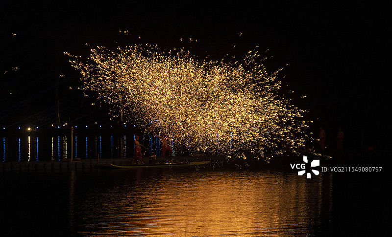 春节正月初七南京珍珠泉非遗打铁花图片素材