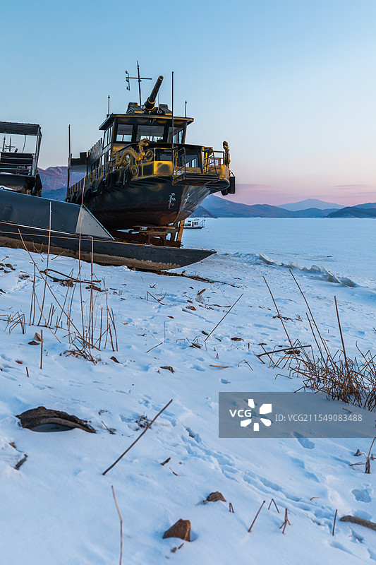 停靠在雪地里的吉林市松花湖游船图片素材