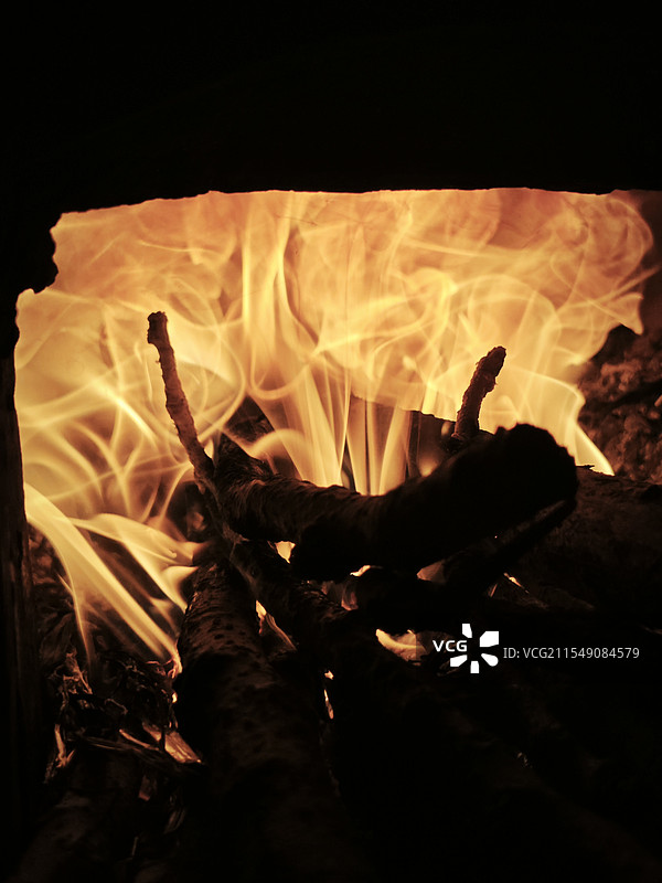 老家的土灶的炉火图片素材