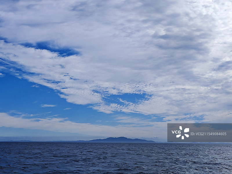 蓝天白云，远山近海图片素材