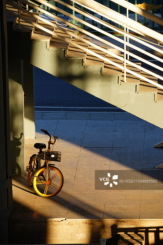 哈尔滨阳明滩大桥下的日落光影图片素材