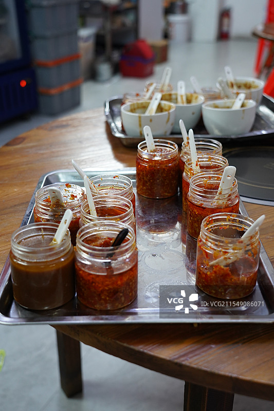 潮汕牛肉火锅的调料瓶图片素材