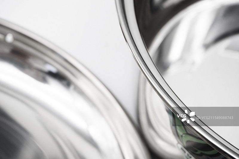 中国四川鸳鸯火锅专用的不锈钢金属平底汤锅图片素材