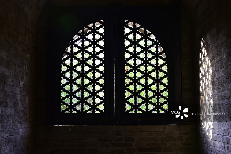 南京钟山风景区灵谷景区著名建筑无梁殿的复古窗户图片素材