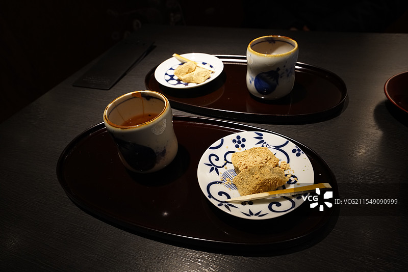 餐桌上日本茶点的高角度视图京都岚山鲷匠茶与蕨饼图片素材