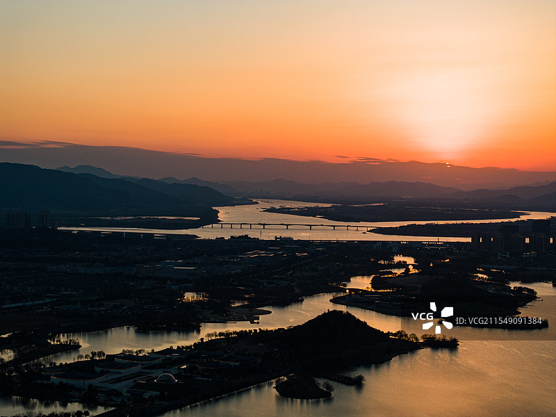 日落逆光航拍杭州萧山湘湖先照寺图片素材