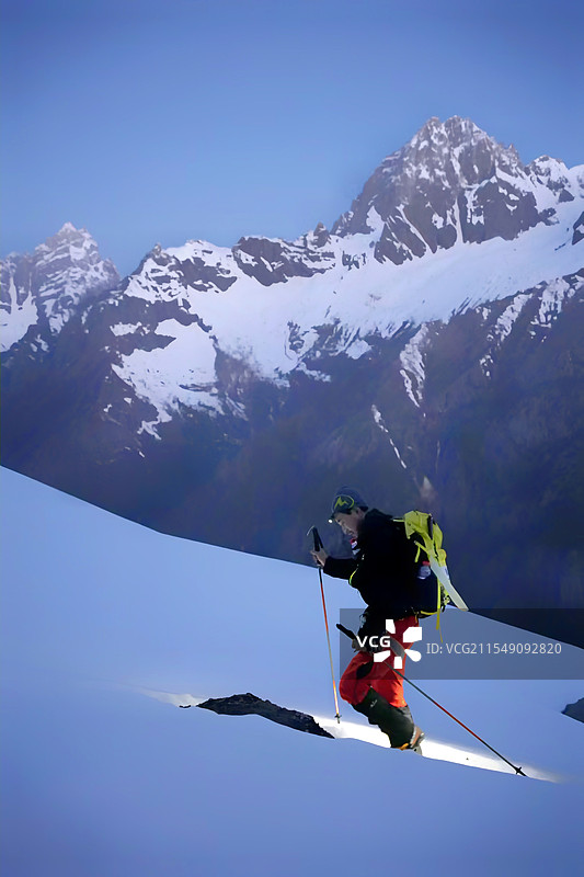 登‌半脊峰：位于四川省阿坝藏族羌族自治州理县毕棚沟旅游风景区内‌。半脊峰的海拔高度为5430米。图片素材