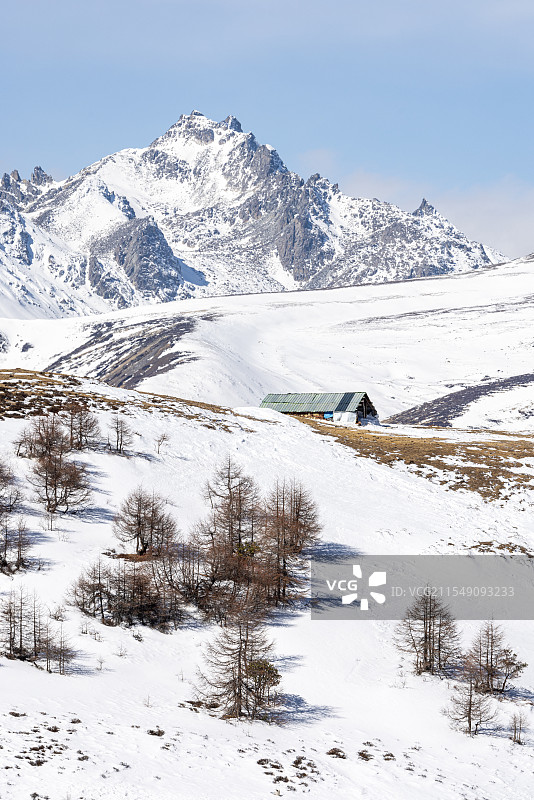 雪山下的小屋--云南迪庆藏族自治州白马雪山图片素材