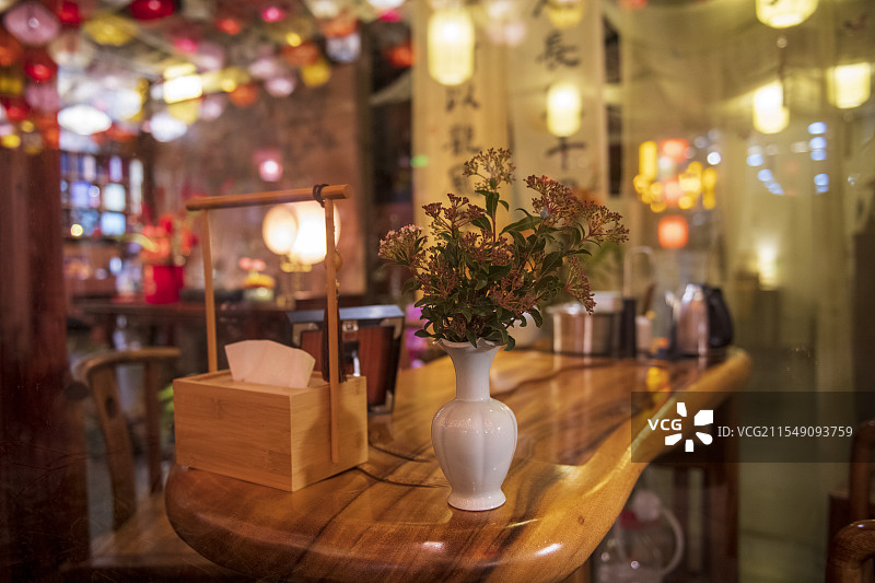 餐厅桌上花瓶的特写镜头图片素材