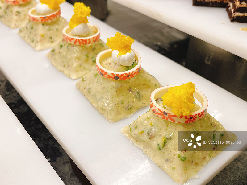 五星级酒店自助餐，各式各样的甜点、蛋糕图片素材