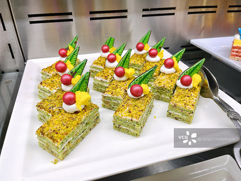 五星级酒店自助餐，各式各样的甜点、蛋糕图片素材