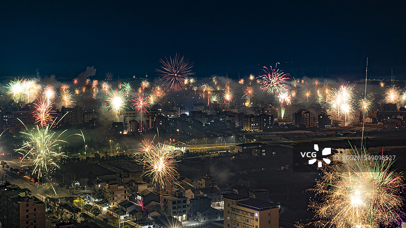 温州南塘城市夜空绽放绚丽多彩的烟花全景图片素材