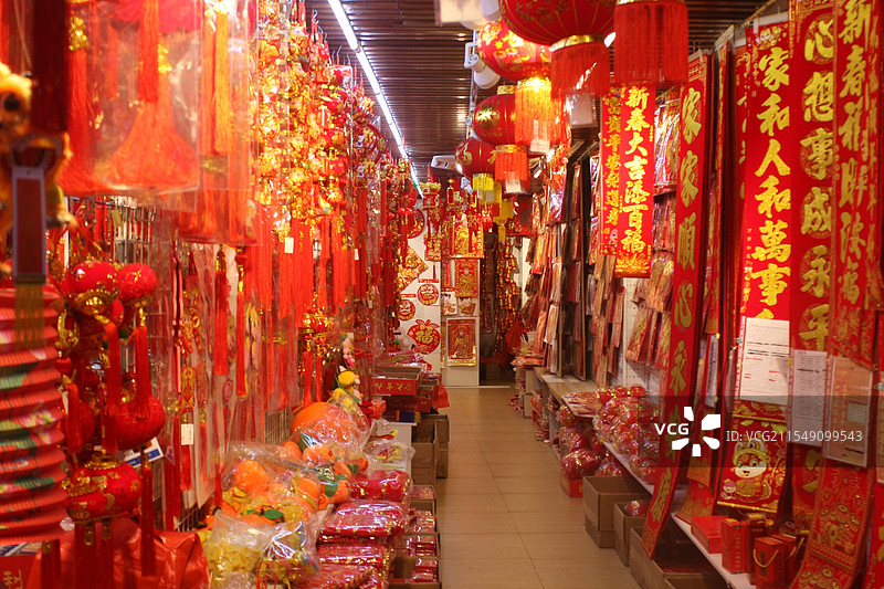 店内悬挂出售的春联和春节挂饰特写图片素材