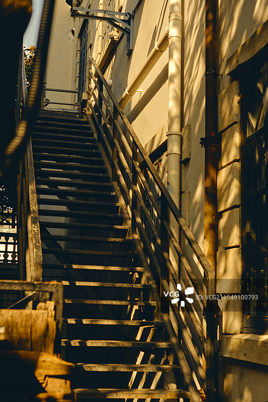 唯美光影下的楼梯特写图片素材