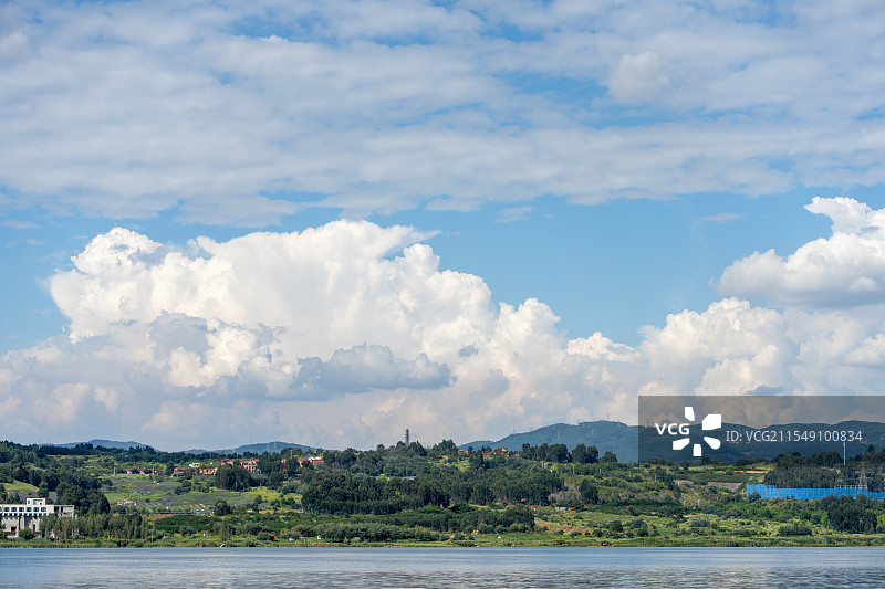 蓝天白云下的阳宗海湖光山色全景图片素材