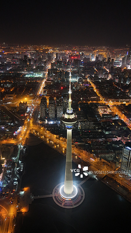 夜晚航拍天塔（天津广播电视塔）竖拍图图片素材