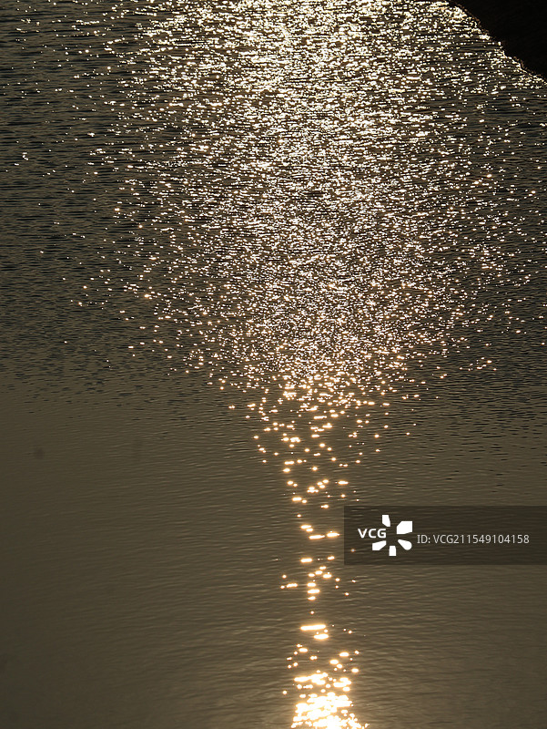 夕阳下的波光粼粼图片素材