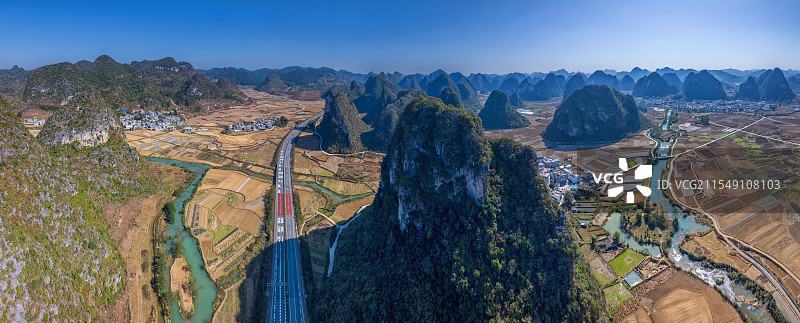 航拍广西百色旧州古镇及周边的峰林景观图片素材