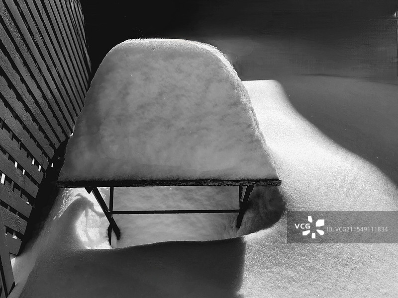 大雪·椅子·光影图片素材