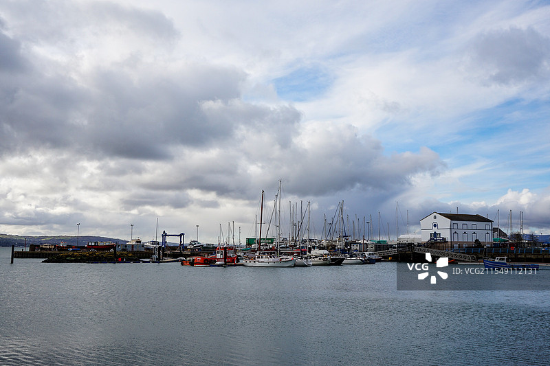 英国北爱尔兰贝尔法斯特附近的一个小港口和游艇图片素材