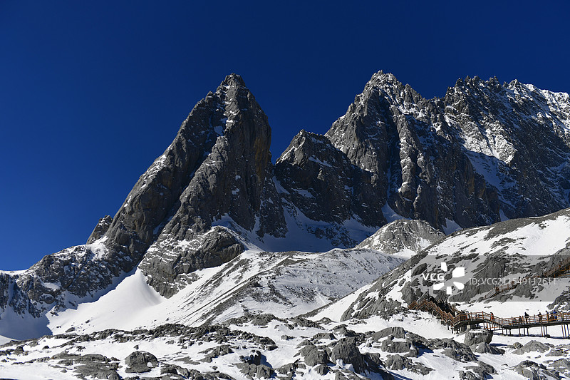 云南丽江，玉龙雪山景区自然旅游资源丰富，主峰扇子陡海拔5596米，是世界上北半球纬度最低、海拔最高的图片素材