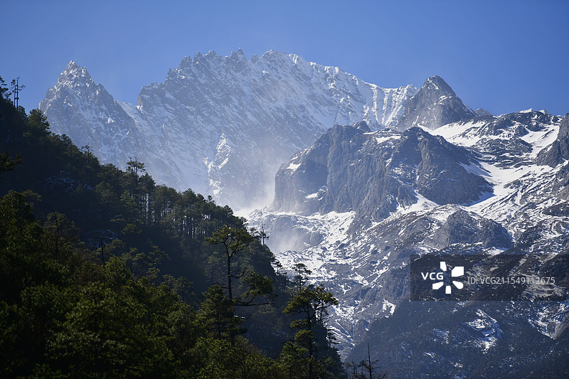 云南丽江，玉龙雪山景区自然旅游资源丰富，主峰扇子陡海拔5596米，是世界上北半球纬度最低、海拔最高的图片素材