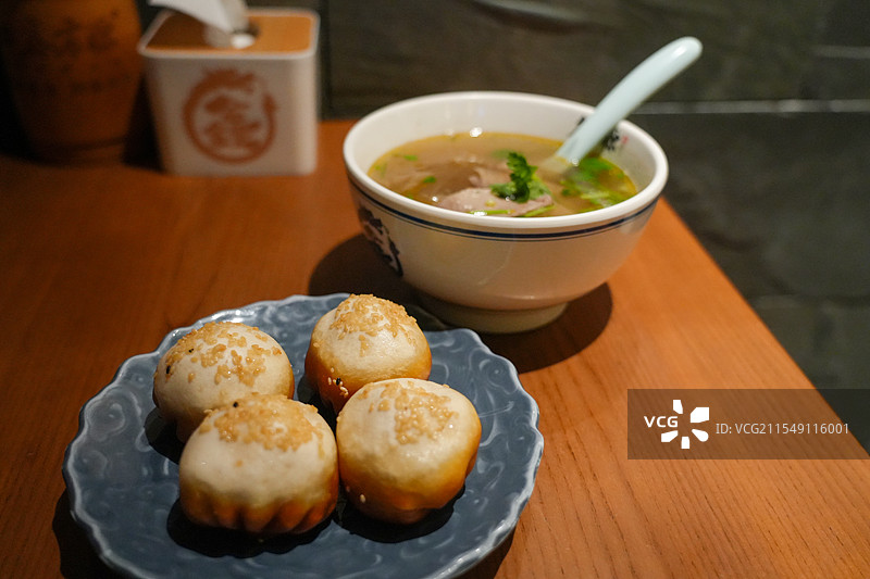 苏州小吃生煎包和牛肉粉丝汤图片素材