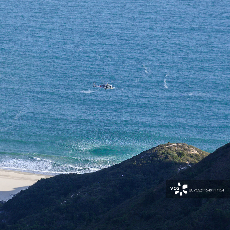 直升机悬停海面图片素材