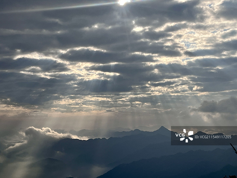 罗定风车山低云层丁达尔效应图片素材