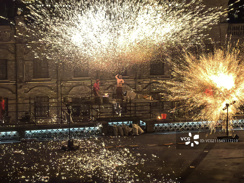 山西沂州古城打铁花图片素材