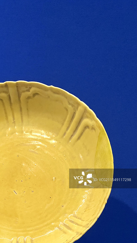 黄蓝色块对比埃及瓷器文物特写竖构图壁纸明黄普蓝图片素材