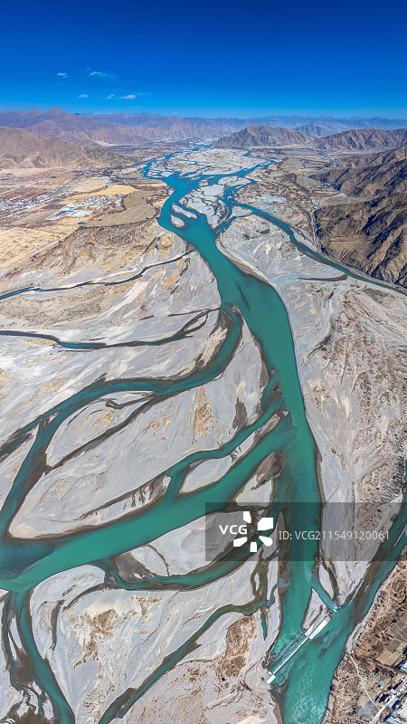 冬季的西藏雅鲁藏布江河谷景色，辫状河谷河道图片素材
